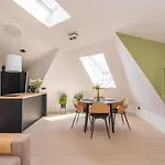 Spacious Mansard In The Old Town شقة