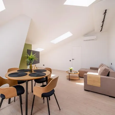 Spacious Mansard In The Old Town Apartman *