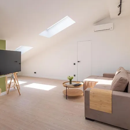 Spacious Mansard In The Old Town Apartman