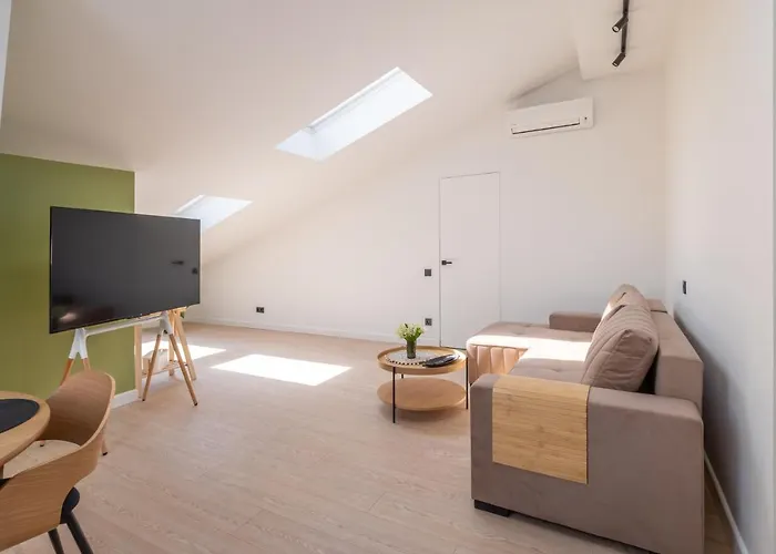 Spacious Mansard In The Old Town Daire